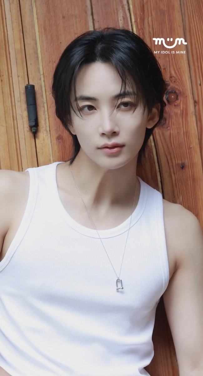 flamehanie's tweet photo. JEONGHAN IN SLEEVELESS OUTFIT 😵‍💫

BEFORE                                         AFTER
ENLIST                                           ENLIST https://t.co/vuSGmSLUO1