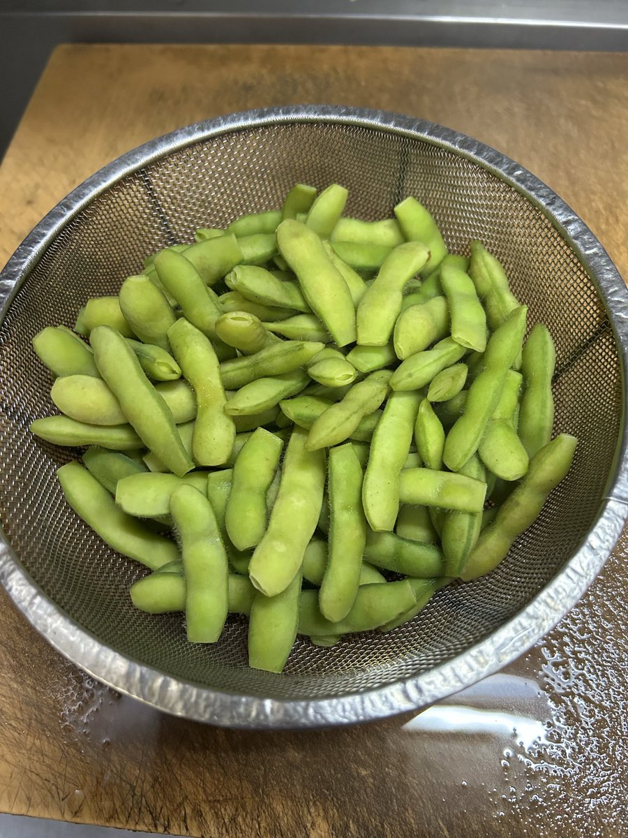 tomoka998's tweet photo. 枝豆茹でたよ！

 #いもこご飯だよ https://t.co/WACI8enTjH