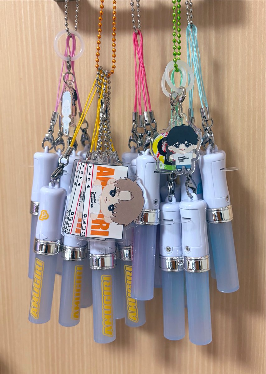 tmjery0123's tweet photo. 交換探す前に写真撮っとこうと思って並べてみたけどキーホルダー系に比べてペンライト多すぎるの何🤣笑
 #CDF2026   #コムドットランダムくじ https://t.co/SK6SRvFNp4