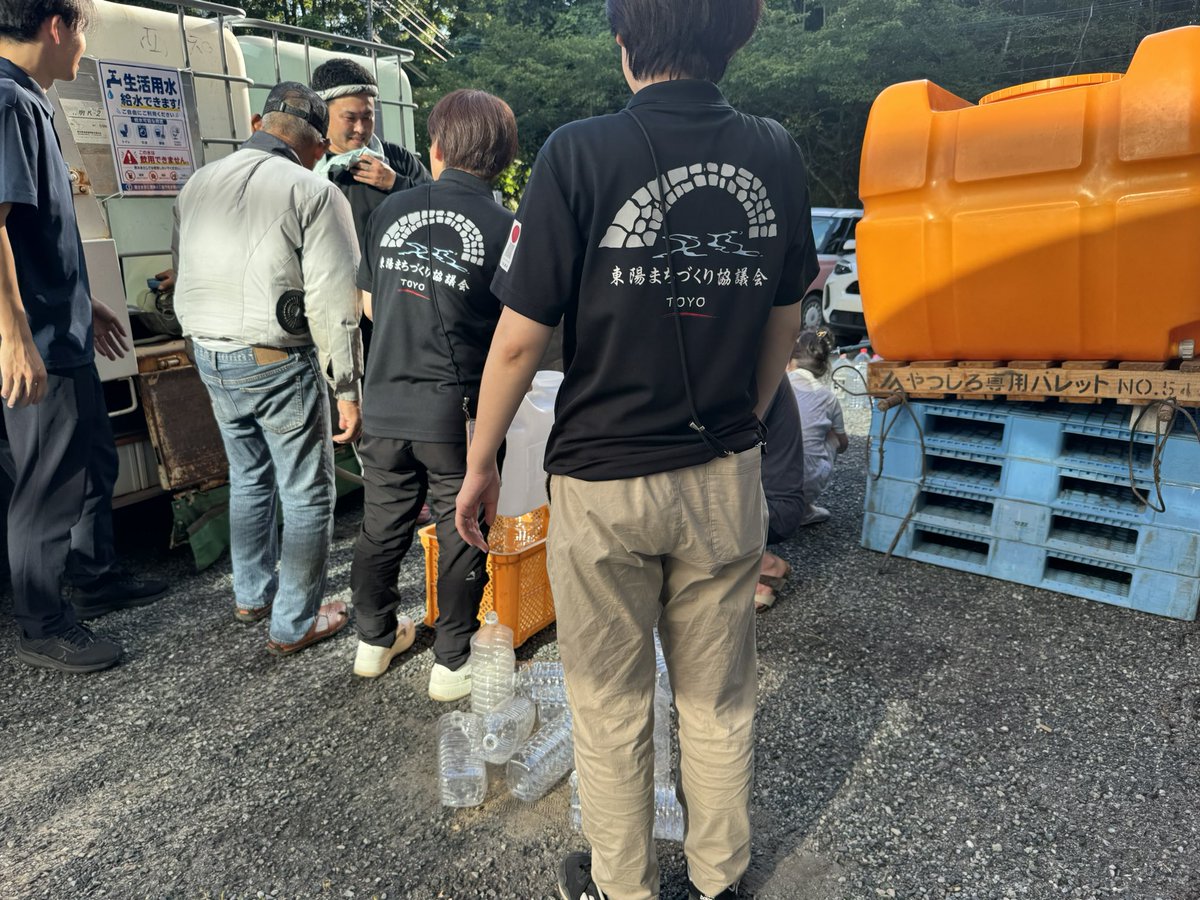 ojitorachannel's tweet photo. 今日は東陽町の避難所へ物資を届けています！

#東陽町コミュニティセンター
#肉のジャパン
#がんばろう熊本 https://t.co/eq80RAke7c