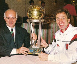 ZZiliani's tweet photo. Franco Baresi, il più grande libero della storia del nostro calcio, il numero 6 con la maglia fuori dai pantaloncini che univa classe e rudezza ed era Cannavaro, Pirlo e Theo Hernandez messi assieme
Assieme a Gaetano Scirea il Piscinìn, morto ieri a 66 anni, è stato il più forte e leggendario difensore italiano di sempre. Un'infanzia durissima e una carriera irripetibile da Maradona delle difese

C’era una sola cosa in cui scarseggiava: le parole. Che gli uscivano a fatica, come recuperate da un pozzo profondo e inaccessibile di dolori e tristezze infantili (perse la madre stroncata da una malattia a 13 anni e il papà per un incidente a 16). Per sua fortuna, Franco Baresi di mestiere faceva il calciatore, il calciatore del Milan, e in un’epoca in cui le telecronache erano quelle misurate e di poche parole di Nando Martellini e Bruno Pizzul e i social erano ancora di là da venire, la comunicazione non era poi così importante come lo è oggi. E insomma il problema era alla fine solo del giornalista che doveva intervistarlo: come capitò a me, che al quotidiano “Il Giorno” seguii da vicino il Milan che nei primi anni 80 sotto la presidenza Farina retrocesse in Serie B, tornò in A con Castagner allenatore e poi - in attesa dell’avvento di Berlusconi - si affidò a Liedholm per ritrovare il livello e lo spessore che in quegli anni tormentati erano andati persi. Sapendo che intervistare Baresi era una mission impossible, gli chiesi un giorno di fare un’intervista a due voci: a lui e alla moglie Maura. Maura e Franco mi aprirono le porta di casa: e l’intervista in tandem alla fine funzionò.

Scarseggiava solo con le parole, Franco Baresi: che è stato, assieme a Scirea, in modo diverso da Scirea e allo stesso livello (insuperabile) di Scirea il più grande e forte libero della storia del calcio italiano, fra i primissimi della storia del calcio mondiale. A differenza di Scirea, che era tutta classe, stile e raffinatezza, Franco Baresi - per tutti il Piscinìn -, con la sua maglia numero 6 invariabilmente e inconfondibilmente fuori dai calzoncini come a voler comunicare: “niente fronzoli, qui si fa sul serio”, era un difensore che sapeva essere al tempo stesso rude e distinto, aspro e aggraziato, ruvido e elegante.

Per i più giovani, che non hanno avuto la fortuna di vederlo giocare, per far capire chi era e cos’era Franco Baresi in campo basti dire che era Cannavaro quando occorreva spazzare, Pirlo (aveva un lancio preciso di 40 metri) quando occorreva rilanciare e Theo Hernandez quando il Piscinìn capiva che il momento di partire all’arrembaggio verso l’area avversaria era arrivato. Mettete assieme queste tre doti, queste tre qualità, e chi era Baresi vi sarà chiaro: era tre giocatori in uno e infatti con lui a fare da monolite la difesa del Milan di Sacchi prima e di Capello poi entrò nella leggenda subito, con tutti i rossoneri ancora viventi e giocanti.

Era così forte, così “impressionantemente” forte Franco Baresi, per il popolo dei tifosi rossoneri ieri, oggi e sempre “Il Capitano”, che le parole non solo mie ma di chiunque - e non è un modo di dire - non sono sufficienti a dirne la grandezza. E anche perchè lui dalle parole rifuggiva, preferendo parlare con le gesta in campo, ho pensato che affibbiarvi il milionesimo coccodrillo, oggi che a 66 anni il Piscinìn ci ha lasciati, sarebbe una stupidaggine: perchè il miglior ricordo di Baresi l’ha scritto Baresi, con le sue leggendarie partite regalate al Milan e alla nazionale italiana.

A cominciare dalla mostruosa prova sfoderata nella finale mondiale Brasile-Italia a USA 94, finita ai supplementari e poi ai rigori, al rientro e senza un solo allenamento a causa dell’operazione al menisco che si era resa necessaria dopo l’infortunio patito in Italia-Norvegia 1-0, secondo match del girone eliminatorio.

https://t.co/T0dq1Hbu5c 

Altri tempi, e davvero bei tempi, quelli in cui c’erano giocatori come Franco Baresi in campo e telecronisti come Bruno Pizzul al microfono a raccontarci le partite. 

https://t.co/KLOMVZEh5u

Franco Baresi, una vita (anzi, tutta la vita) nel Milan contro Beppe Baresi, il fratello maggiore, una vita (anzi, tutta la vita) nell’Inter. Una volta queste storie capitavano davvero.

https://t.co/PEiUYlgLGm

E poi Maradona. A dire che sì, il difensore più forte del calcio mondiale era lui, Franco Baresi. Il Maradona che i gol li negava: anche a Maradona.

https://t.co/fRckNannQI

P.S. Se l’articolo ti è piaciuto e ancora non conosci il mio profilo “Palla Avvelenata” su https://t.co/l4gP5JEXPE  vieni a dargli un’occhiata; e valuta la possibilità di abbonarti (6 euro l'abbonamento mensile, 60 quello anuale) per avere ogni giorno una lettura di qualità e un giornalismo libero e indipendente. “Palla Avvelenata” è un bestseller di Substack con abbonati in USA, Francia, Inghilterra e altri Paesi del mondo