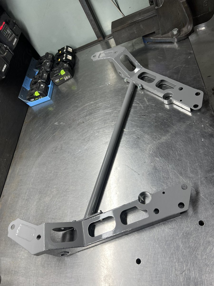 daichan_pro's tweet photo. s14 シルビア
テンションロッドブラケット

純正から40mm短縮
ボルト位置15mm上げ

グレーパウダーコート仕上げ

オイルパンより上になります
補強棒は楕円パイプなのですが間に合わなかったので半インチパイプ

完成
販売しようかなと思います https://t.co/ayl6b3DoXg
