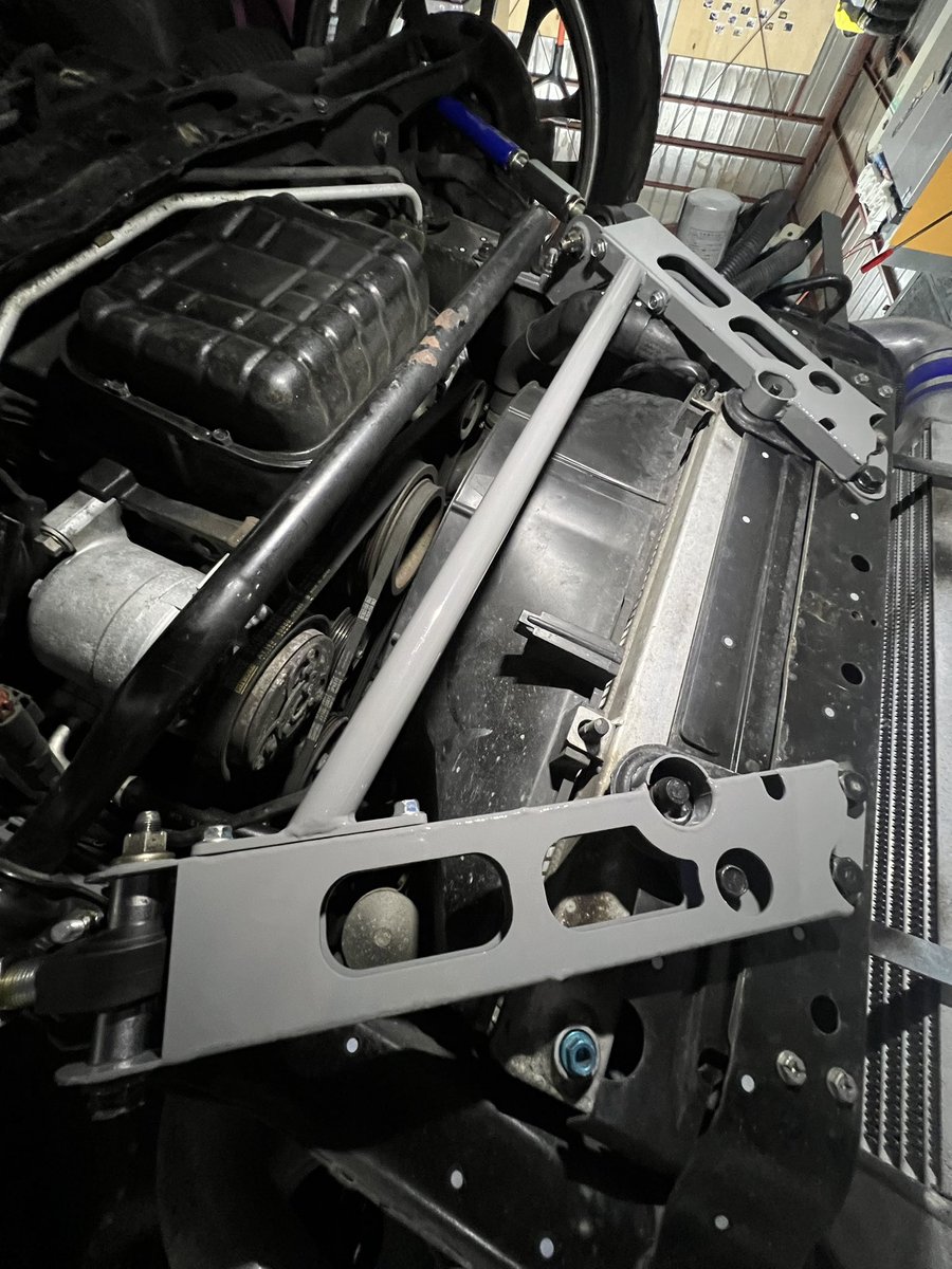 daichan_pro's tweet photo. s14 シルビア
テンションロッドブラケット

純正から40mm短縮
ボルト位置15mm上げ

グレーパウダーコート仕上げ

オイルパンより上になります
補強棒は楕円パイプなのですが間に合わなかったので半インチパイプ

完成
販売しようかなと思います https://t.co/ayl6b3DoXg