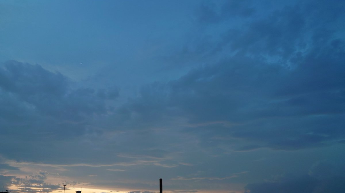 dolphine_20's tweet photo. 7月30日㈭、晴れのち夜雨。
午後6時、夕暮れの空を眺めていた。けれど、雷もゴロゴロ光っている。
午後7時前、空が暗くなり、すごい勢いで雨が降り始めた。
夏の空は変わりやすい。
#いまそら
#イマソラ
#雲が好き
#空が好き https://t.co/AEPch4v66O
