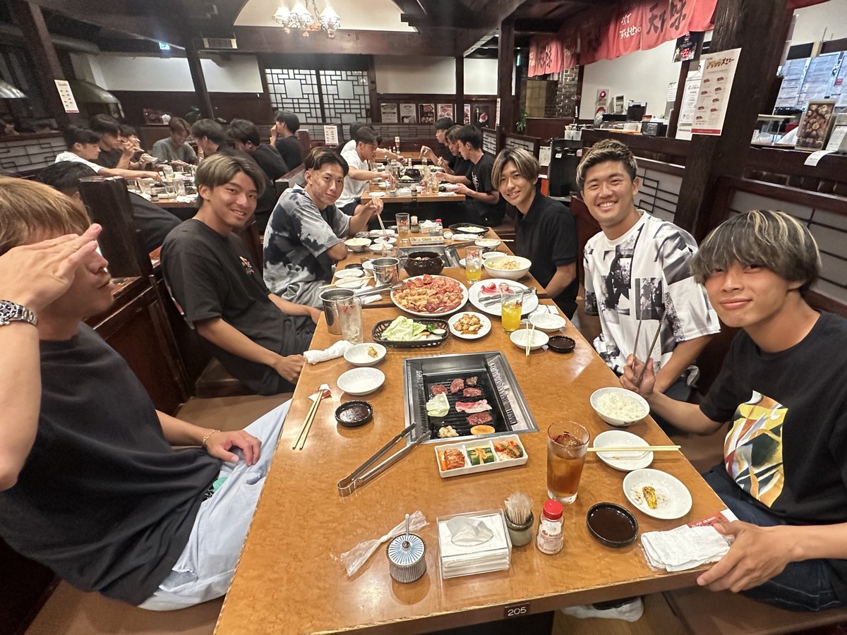 kochi_United's tweet photo. 先日トップチーム選手・スタッフ、アカデミースタッフ、フロントスタッフ、取締役が一堂に会し、#天下味 様で決起集会を行いました🍖

クラブ一丸となって、「躍進」するシーズンを目指します！💪

ご協力いただきました #天下味 様、#セントラルグループ 様、ありがとうございました！

#高知ユナイテッドSC