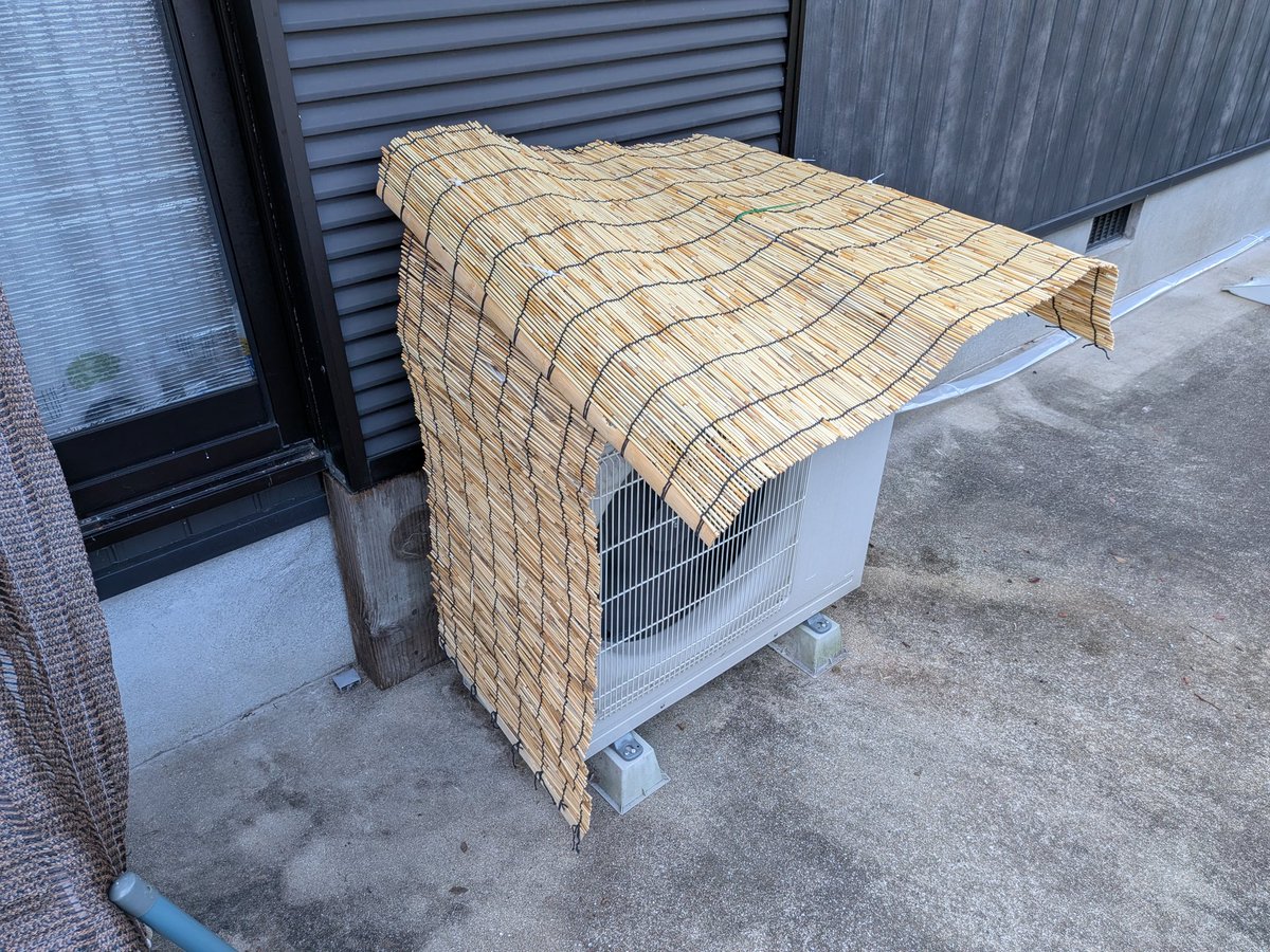 risako5588's tweet photo. エアコン室外機日除け選手権…😅
捨てようとしてた水切りカゴと 100均の鍋ぶたスタンドを、紐と結束バンドで固定し
上にホムセンのすだれをかけてみました
正解か不正解かわからんけども
日中に手で触って「あちッ😫」とならなかったら 正解とすることにします。
ヨシとしよう https://t.co/ZabNS63q6Q