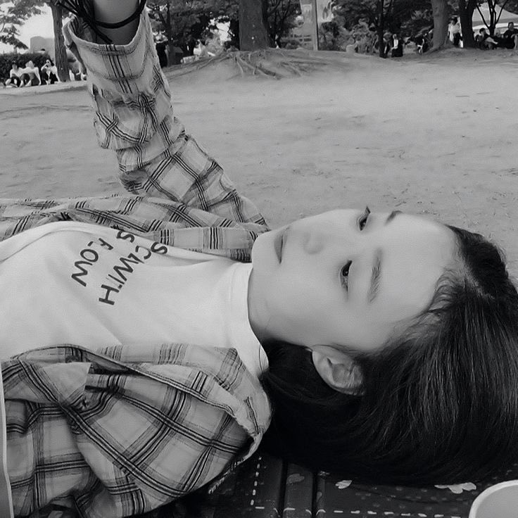fkingwinter's tweet photo. @byeolbie6 @ckslslsl no they r not

thats edited 
dumbo a&amp;&amp; 
maybe u r new 🤣
because one who edited pics was japanese jealous because winrina were popular than giselle
and he is same person who took pic under winter’s skirt
and on top he was one of staff member in sm
Maybe u should search
 it up https://t.co/299szyLyss