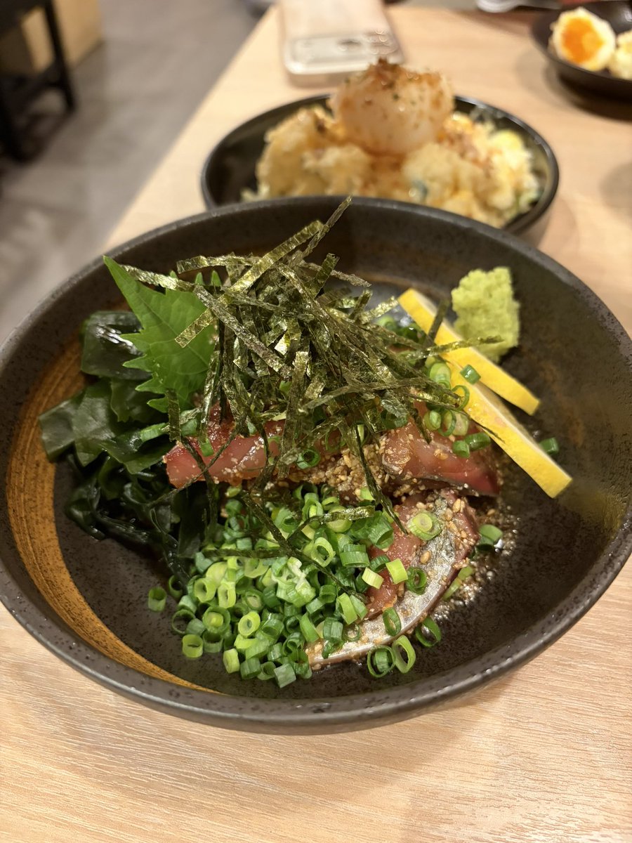 kktabo's tweet photo. ���天神で人気の焼き鳥店「成吉 天神南店」へ初訪問🍺 お通しの熱々大根の唐揚げから感動。半熟玉子のポテサラ、大ぶりのごまさば、香ばしいレバー、カリカリ鶏皮、博多名物の豚バラまで大満足！料理はもちろん、会話も弾む素敵な時間でした😊 https://t.co/0bQnK5OOOK