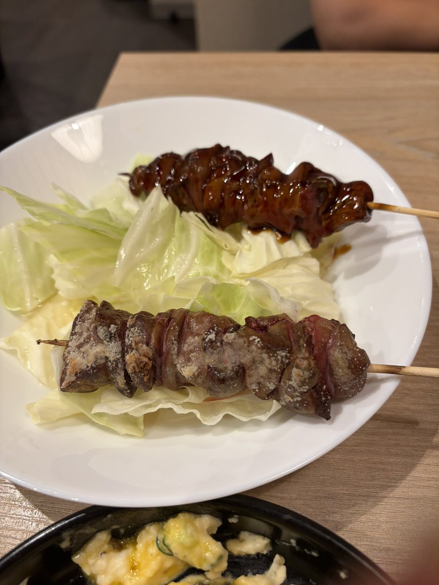 kktabo's tweet photo. ���天神で人気の焼き鳥店「成吉 天神南店」へ初訪問🍺 お通しの熱々大根の唐揚げから感動。半熟玉子のポテサラ、大ぶりのごまさば、香ばしいレバー、カリカリ鶏皮、博多名物の豚バラまで大満足！料理はもちろん、会話も弾む素敵な時間でした😊 https://t.co/0bQnK5OOOK