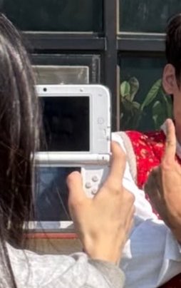itscicilogy's tweet photo. “Saat sedang menunggu giliran syuting, kami sering bermain Nintendo.
Di Nintendo ada fitur untuk mengambil foto, jadi aku pernah mengajak Appa dan para Samchon membentuk tangan menjadi simbol LOVE ❤️❤️ lalu memotret mereka”

Salah satu kenangan di balik layar yang paling seru menurut Sumin 🤍