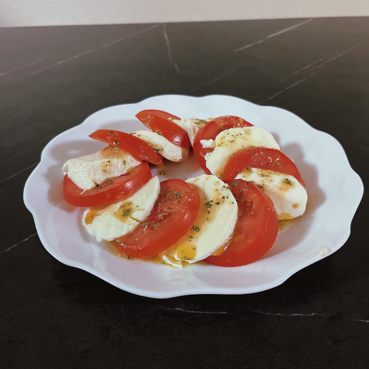 tinolwen's tweet photo. 夏は毎日野菜を食べるようにしてます😊
#トマトとモッツァレアチーズのカプレーゼ https://t.co/Iu0IrqEY7J