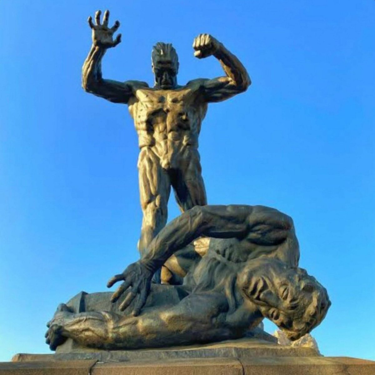 xhizenn's tweet photo. Bence en güzel heykel Afyon'daki Büyük Utku Anıtı. Atatürk'ün, düşmanı ezmesi muazzam. https://t.co/AaJyuAUYFy