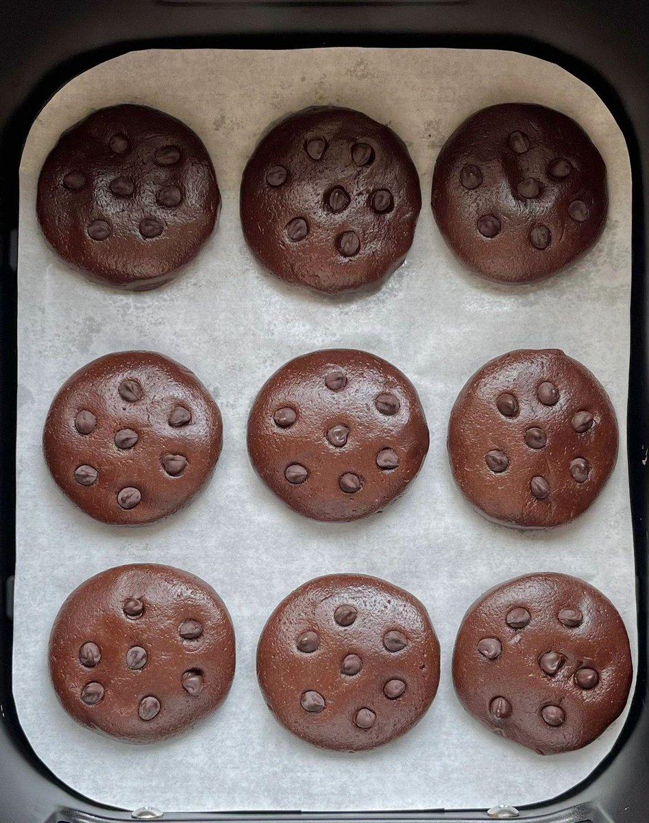 Milda74997191's tweet photo. Just had the best late-night snack: warm chocolate chip cookies fresh from the oven ， https://t.co/2T1455x7zr