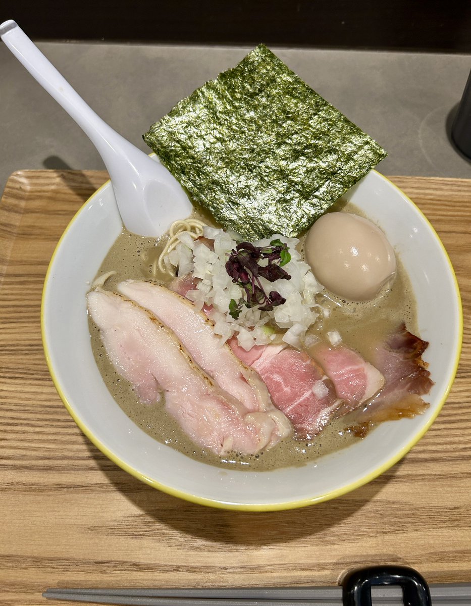yakisobayaketa's tweet photo. 煮干しを欲してしまい。
朝から駐車場確保して
煮干 閏さん🍜
特製 鈍
スープも麺も申し分なくウマいが
具材のチャーシュー&amp;味玉が本気で
うますぎる。幸せすぎる🥺

#ラーメン　#上社
#煮干 https://t.co/222I1yjZRG