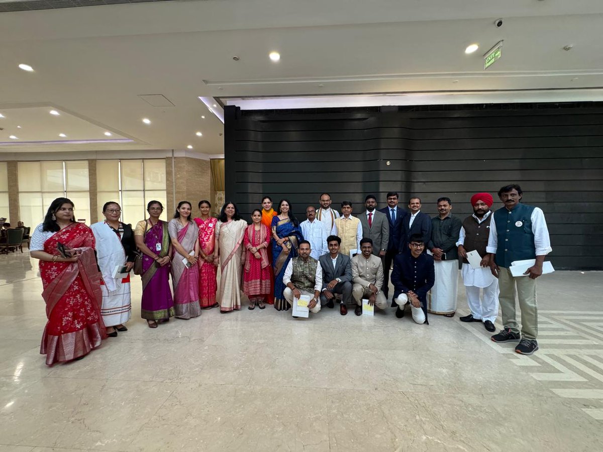 AIMtoInnovate's tweet photo. From the grassroots to Rashtrapati Bhavan. 🇮🇳

Today, 26 grassroots innovators take centre stage as they present their innovations to the Hon’ble President of India at Rashtrapati Bhavan. https://t.co/9EmudIxUVe