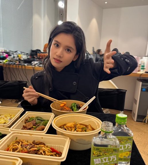 tsanadara's tweet photo. selamat sore guys! happy friday 🙌🏻 jgn lupa mam :3 @CHEVALIERsoc @CHEVALIERsubs @kruCAYLAA @kruJOSHH @kruALUNA @kruBARON https://t.co/rXn0FWveAt