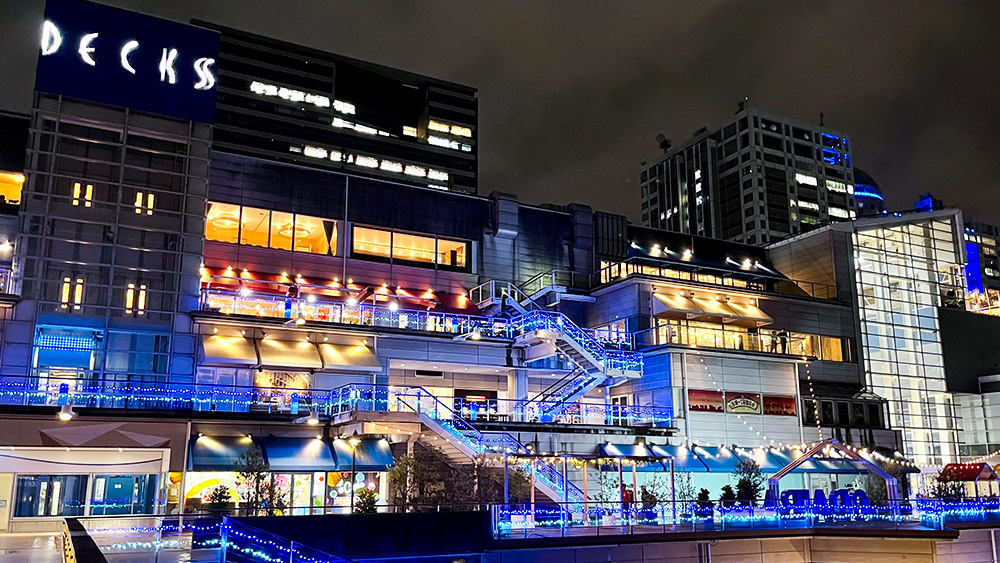 odaiba_net's tweet photo. 本日8/1(土)は #水の日 💧
お台場では「健全な水循環に関する啓発活動」のメッセージを込めて、
ブルーのライトアップを実施しマス！🔵

#お台場 #メガマウっさん #アウェアネスカラー https://t.co/PT1OA84QBa