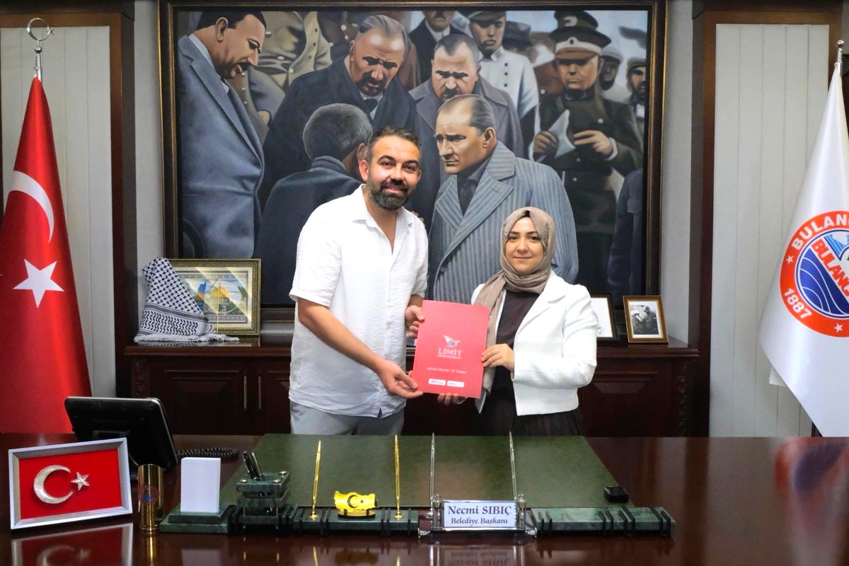 bulancakbel's tweet photo. Bulancak Belediyesi Personellerine, Limit Özel Eğitim Kursundan İndirim!

Bulancak Belediyesi ile Limit Özel Eğitim Kursu arasında, belediye personeli ve ailelerine yönelik önemli bir eğitim iş birliği protokolü imzalandı.

Bulancak Belediye Başkan Yardımcısı Merve Yılmaz Göksu ile Limit Özel Eğitim Kursu Kurucu Müdürü Abdullah Eser tarafından imzalanan protokol kapsamında, Bulancak Belediyesi personeli ile birinci derece yakınları, 2026-2027 eğitim-öğretim döneminde Limit Eğitim Kurumlarının sunduğu eğitim hizmetlerinden yüzde 35 indirimli olarak yararlanabilecek.

İmza töreninde konuşan Belediye Başkan Yardımcısı Merve Yılmaz Göksu, belediye çalışanlarının iş yaşamlarının yanı sıra sosyal ve eğitim hayatlarında da desteklenmesine önem verdiklerini belirtti.

Başkan Yardımcısı Göksu, “Eğitim, her bireyin geleceğine yapılan en önemli yatırımdır. İmzalanan bu protokol ile çalışma arkadaşlarımızın ve ailelerinin nitelikli eğitim imkânlarına daha kolay ulaşmalarını hedefliyoruz. İş birliğinin belediye personelimize ve ailelerine hayırlı olmasını diliyorum.” ifadelerini kullandı.

Protokol doğrultusunda belediye personeli ve birinci derece yakınları, Bulancak Limit Özel Kurs Merkezi bünyesinde sunulan tüm eğitim hizmetlerinde yüzde 35 indirim imkânından faydalanabilecek.