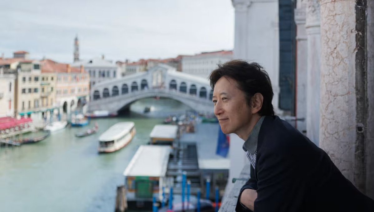 AnimeTokki's tweet photo. Hirohiko Araki the Creator of 'JoJo's Bizarre Adventure' has visited Venice, Italy. https://t.co/BC9gZB53By