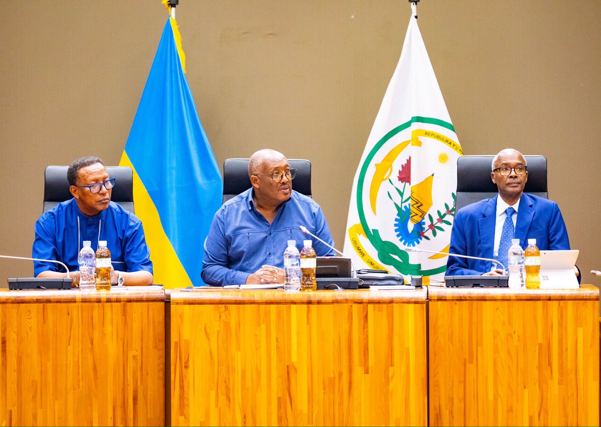 RwandaParliamnt's tweet photo. Abasenateri n'Abadepite bari kugezwaho ikiganiro gifite insanganyamatsiko igira iti : "Uburyo bwo kwigisha abakiri bato amateka ya Jenoside yakorewe Abatutsi"
Ikiganiro kiri gutangwa n'umwanditsi RURANGWA Jean Marie Vianney wanditse igitabo yise "Le Génocide Perpétré Contre les Tutsi du Rwanda expliqué à ses enfants."

Iki gikorwa cyateguwe n’Ihuriro ry’Abagize Inteko Ishinga Amategeko rikumira Jenoside, ihakana n’ipfobya bya Jenoside yakorewe Abatutsi (AGPF).