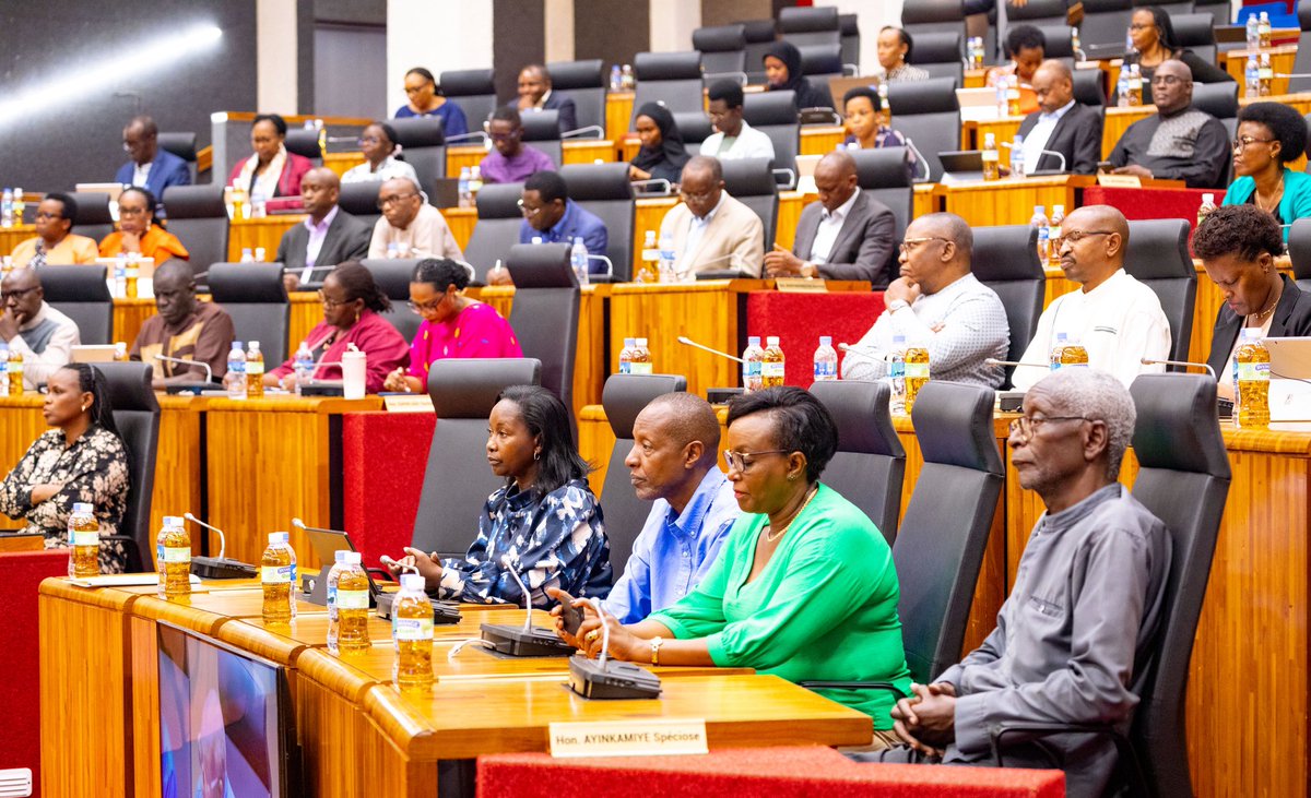RwandaParliamnt's tweet photo. Abasenateri n'Abadepite bari kugezwaho ikiganiro gifite insanganyamatsiko igira iti : "Uburyo bwo kwigisha abakiri bato amateka ya Jenoside yakorewe Abatutsi"
Ikiganiro kiri gutangwa n'umwanditsi RURANGWA Jean Marie Vianney wanditse igitabo yise "Le Génocide Perpétré Contre les Tutsi du Rwanda expliqué à ses enfants."

Iki gikorwa cyateguwe n’Ihuriro ry’Abagize Inteko Ishinga Amategeko rikumira Jenoside, ihakana n’ipfobya bya Jenoside yakorewe Abatutsi (AGPF).