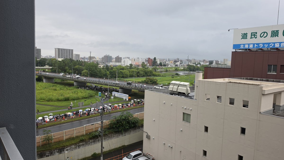 sugar0523's tweet photo. 小雨ですが人が集まってきました https://t.co/XZrbYn4S22