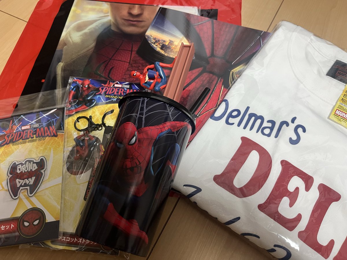 _d_ry69's tweet photo. キーホルダーとステッカーしか買う予定無かったのにレジ行ったら1万超えてた👌 https://t.co/Nk8RpWCYPt