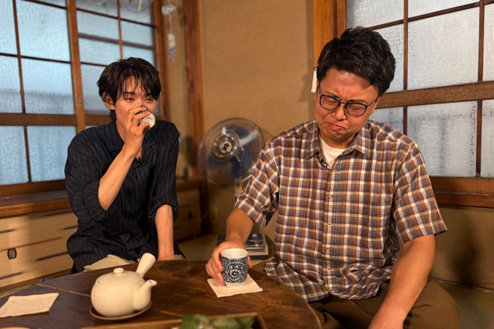 modelpress's tweet photo. Snow Man向井康二&amp;銀シャリ橋本直
カンテレ特番でMCタッグ❗ 

関西ジュニア時代から長年共演 
橋本｢大きくなったなあという感覚｣

📺8月1日
｢プロは普段何選ぶ?もち屋のモチ｣
https://t.co/PjrHKM9PMj

橋本｢昔から変わらずスタッフさんも含めて現場にいる全員を楽しませたいという魂がある｣ https://t.co/I6oRSjtCXh