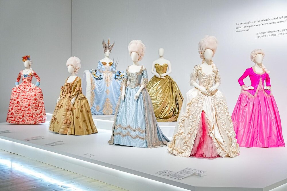 fashionpressnet's tweet photo. 【画像追加】展覧会「マリー・アントワネット・スタイル」横浜美術館で、ドレスや宝飾などから探る王妃の革新性

18世紀のファッションアイテムや“アントワネット・スタイル”の現代のドレスを一挙に展示 - https://t.co/VZpFgyd5nO https://t.co/pmOPhzGP7i