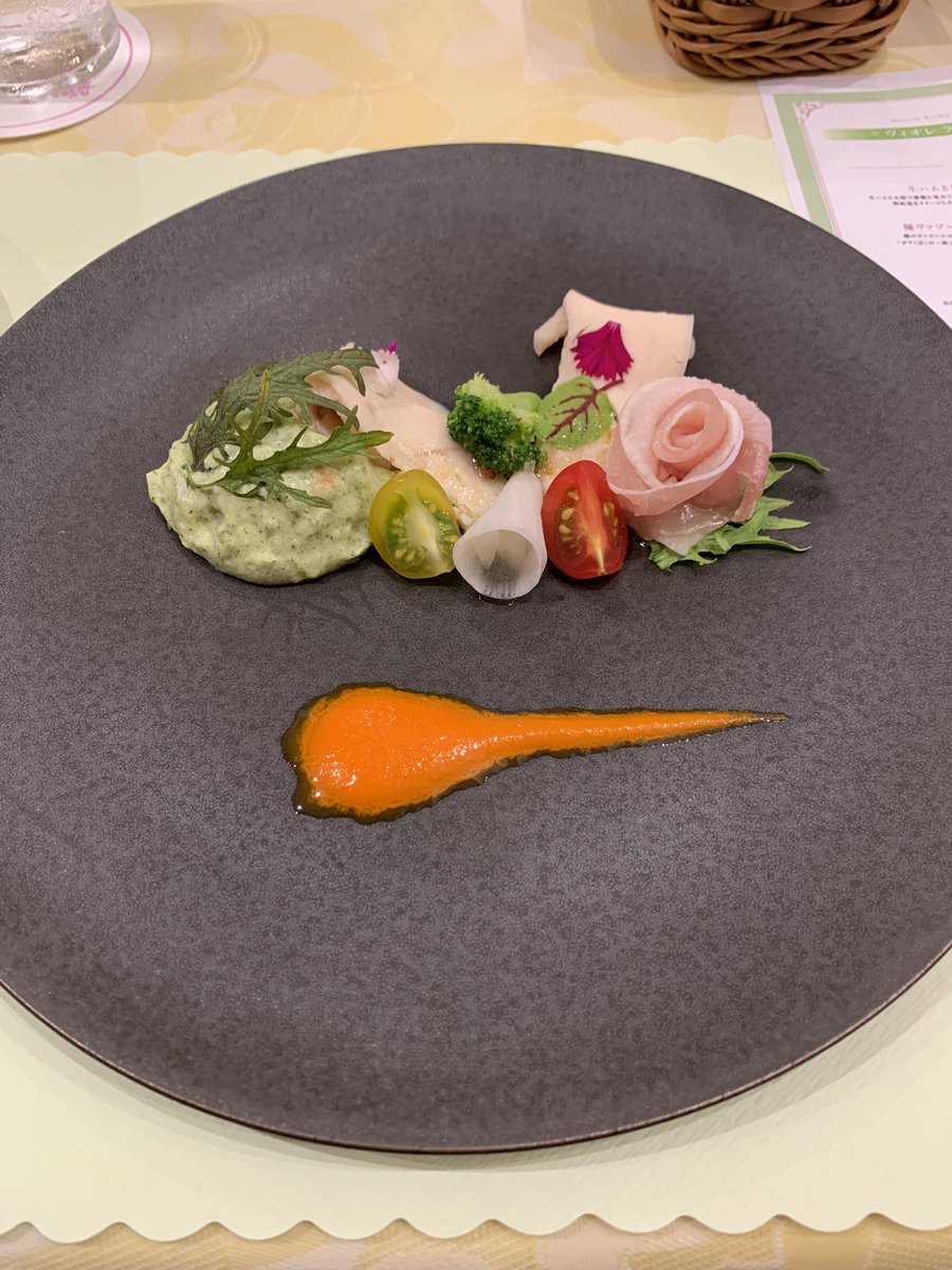 shimizuksh's tweet photo. フェリエのヴィオレランチ〜YUKI〜
生ハムが綺麗な薔薇🌹になっていて👏
大葉のポテトサラダも美味しかった〜💚 https://t.co/48NSJETgAK