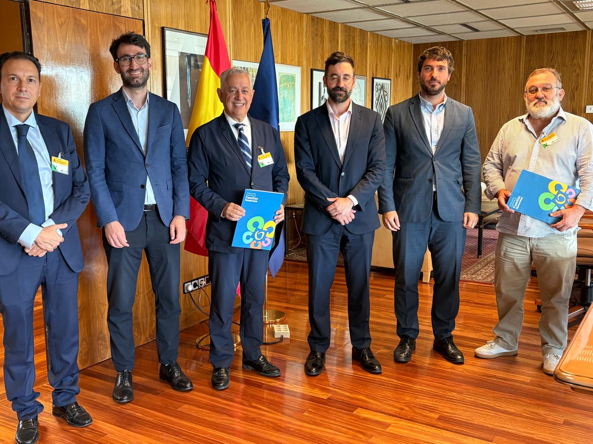 FamNumerosas's tweet photo. Nos reunimos con el Secretario de Estado de Energía para analizar el bono social en la nueva Estrategia de Pobreza Energética: hay que reforzar la información a las #familiasnumerosas, eliminar requisitos innecesarios y manejar criterios económicos justos:
https://t.co/ETBvs3ljJw https://t.co/9Ch2r0yd9w