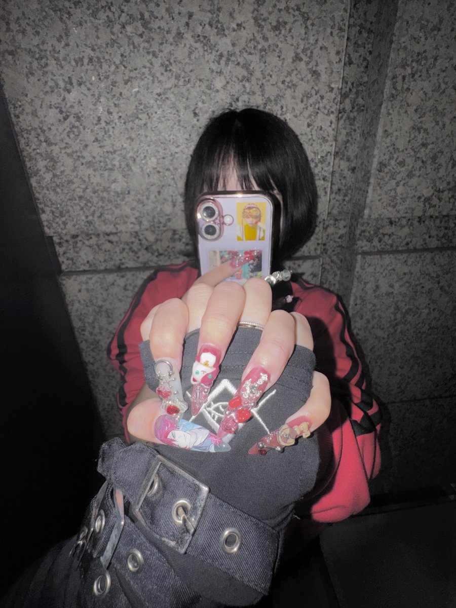 __karin___w____'s tweet photo. 素敵なイラストすぎたので、なかよしのお友達とやってみました❗️
お顔も隠せて、ネイルも見せれて、天才すぎます👍🏻 https://t.co/LI8rGuRRLy