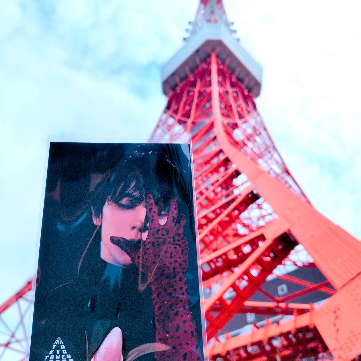 pinksaryo's tweet photo. #Coutureonlce🤍
写真＆衣装展の前に🗼メインデッキ✨️Club333に行ってみたけど
めちゃ人多くて、大盛況🥹

大型ビジョンに流れる羽生くん🩷
ド迫力で美しかった(｡•ᴗ•｡)💕💕

ガラス張りのフロア✨️下がドキドキ！Prequelくんも一緒に来れてうれしい❤️❤️
#東京タワーで会いましょう
#羽生結弦 https://t.co/6o5PmWS8bT