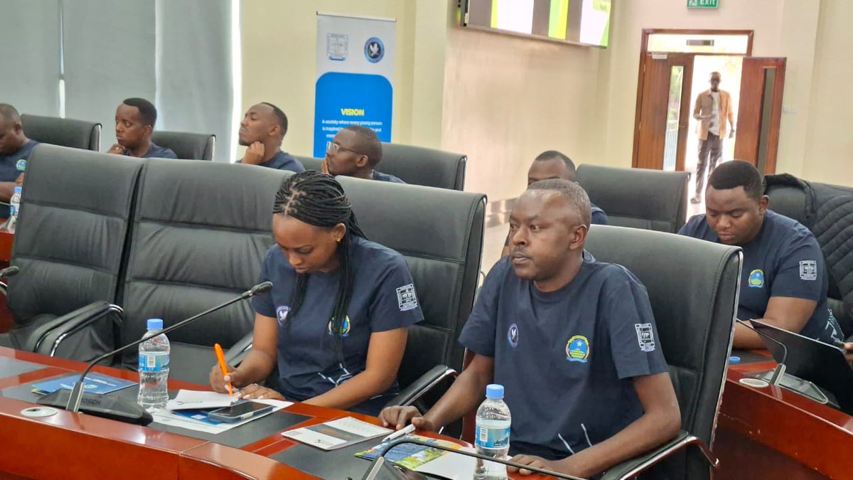 RYVCP_Gasabo's tweet photo. Abayobozi batandukanye barimo Mayor wa @CityofKigali akaba n'umushyitsi mukuru, Umuyobozi wungirije wa @Rwandapolice , umunyamabanga uhoraho muri @RwandaYouthArts bamaze kugera muri Sale ya @Gasabo_District aharimo kubera inteko rusange ya YVs ku rwego rw'Umujyi wa Kigali https://t.co/jJcO2rSLKv