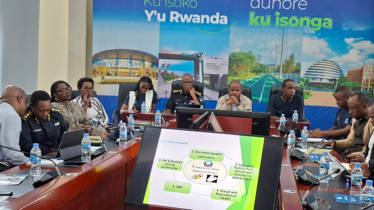 RYVCP_Gasabo's tweet photo. Abayobozi batandukanye barimo Mayor wa @CityofKigali akaba n'umushyitsi mukuru, Umuyobozi wungirije wa @Rwandapolice , umunyamabanga uhoraho muri @RwandaYouthArts bamaze kugera muri Sale ya @Gasabo_District aharimo kubera inteko rusange ya YVs ku rwego rw'Umujyi wa Kigali https://t.co/jJcO2rSLKv
