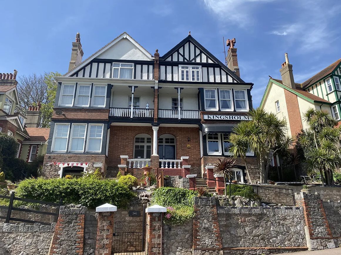 aroundaboutbrit's tweet photo. These Guests Loved Their Escape to Kingsholm in Torquay in Devon!
'We spent 3 nights had a wonderful time. Our room and en suite bathroom were spotlessly clean and extremely comfortable.'
https://t.co/cNsa9wV4Xa
#Kingsholm #Torquay #Devon #GuestReview #EnglishRiviera https://t.co/si35srplyS