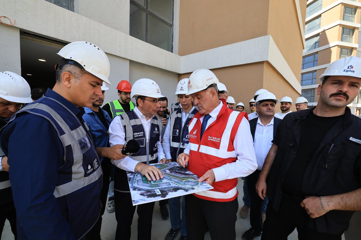 nuriaslan_tr's tweet photo. WE Haliç Kentsel Dönüşüm Projesi’nde çalışmaları yerinde inceledik. 

Komşularımızın bir an önce evlerine kavuşması için sahada tüm kurumlarımızla koordineli şekilde çalışmaya devam ediyoruz. Çok yakında anahtar teslimlerimize başlıyoruz. https://t.co/TkY7oGaTgz