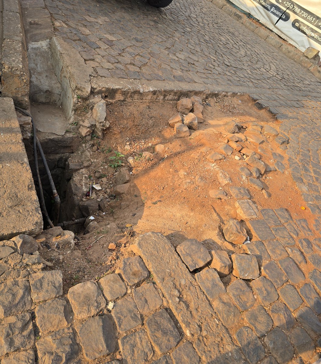NNijano's tweet photo. @CityofKigali, aha ni ku muhanda w' amabuye ugana ku isoko rya Biryogo. Muhasanye vuba  umuhanda utarangirika cyane, mwaba mugize neza.  Murakoze. https://t.co/T690IoOa95