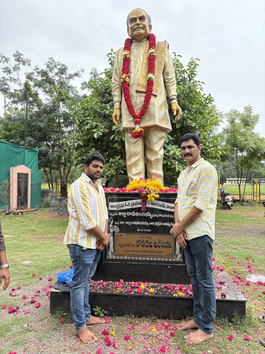 dodda_aa's tweet photo. స్వర్గీయ పద్మశ్రీ డా|| అల్లు.రామలింగయ్య గారి 22వ వర్ధంతిని పురస్కరించుకుని  రాజమహేంద్రవరంలో తూర్పు గోదావరి జిల్లా అల్లు అర్జున్ ఫ్యాన్స్ అసోసియేషన్ ఉపాధ్యక్షుడు దొడ్డా మణికంఠ(బాబి) ఆధ్వర్యంలో   స్థానిక అల్లు రామలింగయ్య హోమియోపతి ఆసుపత్రి మరియు వైద్య కళాశాల https://t.co/MzsGh4XLxk