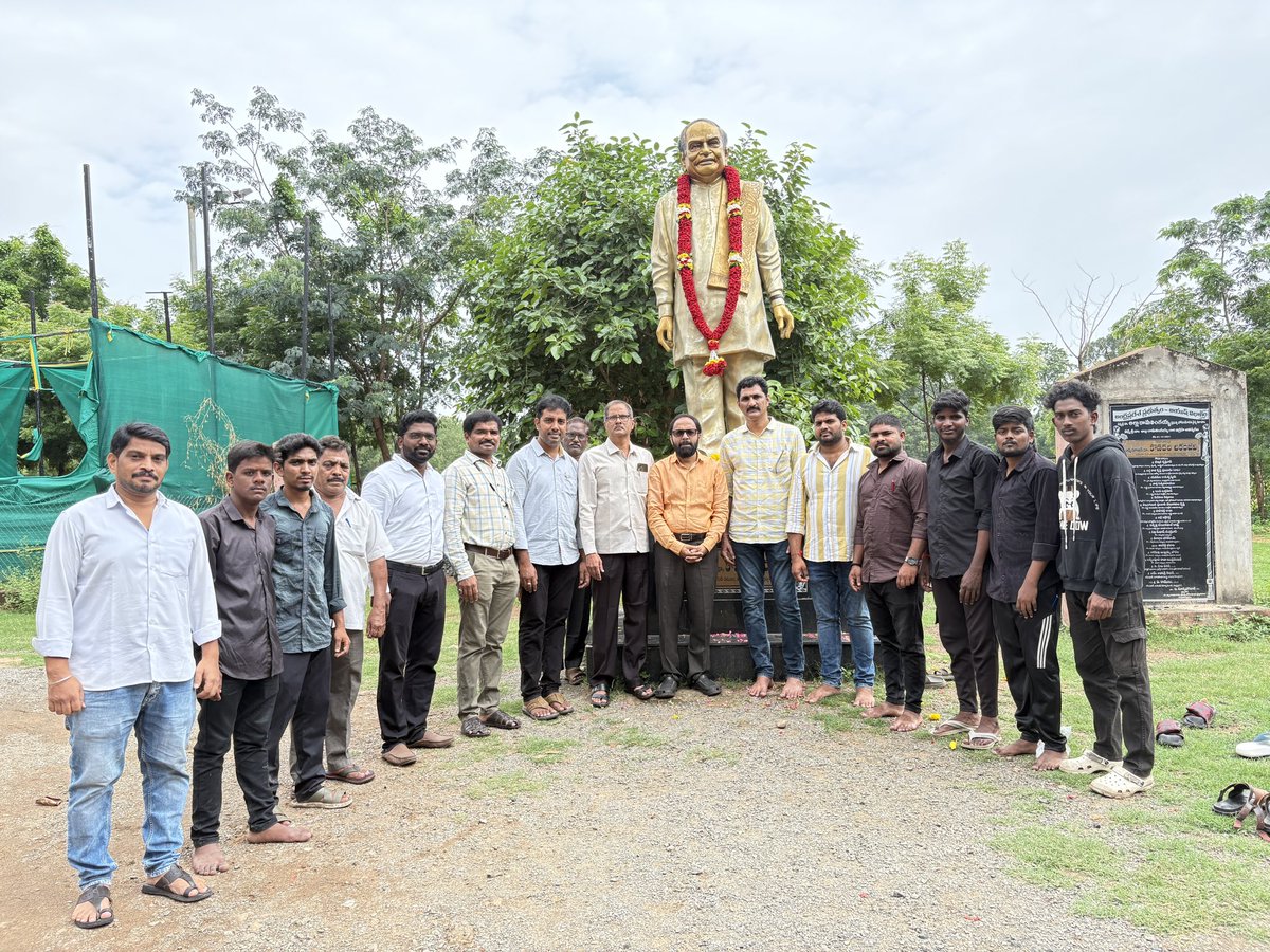 dodda_aa's tweet photo. స్వర్గీయ పద్మశ్రీ డా|| అల్లు.రామలింగయ్య గారి 22వ వర్ధంతిని పురస్కరించుకుని  రాజమహేంద్రవరంలో తూర్పు గోదావరి జిల్లా అల్లు అర్జున్ ఫ్యాన్స్ అసోసియేషన్ ఉపాధ్యక్షుడు దొడ్డా మణికంఠ(బాబి) ఆధ్వర్యంలో   స్థానిక అల్లు రామలింగయ్య హోమియోపతి ఆసుపత్రి మరియు వైద్య కళాశాల https://t.co/MzsGh4XLxk