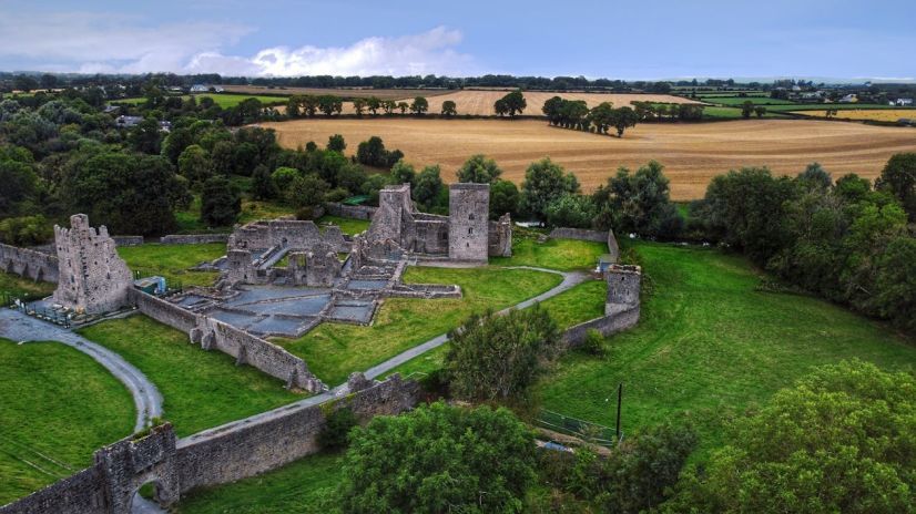 royal38739's tweet photo. Crowned by myth and history, the Rock of Cashel is one of Ireland’s most striking landmarks. Walk in the footsteps of kings and saints on a private guided tour made for you. Book now: https://t.co/qTcyFfDH2L 

#RockOfCashel #IrelandAdventures https://t.co/NlYvOwNMHe