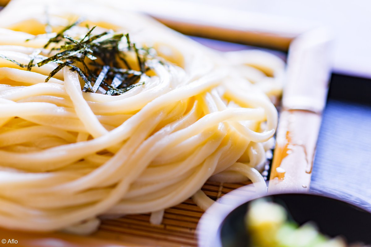 AmbJaponFR's tweet photo. Les « zaru udon » sont la version froide des udon ! 🍜

Des nouilles épaisses, rincées à l’eau glacée, souvent servies sur un plateau en bambou et trempées dans du bouillon « mentsuyu »

 Et pour vous, plutôt udon chauds ou froids ? ♨️❄️ https://t.co/Eq4IAkySZO
