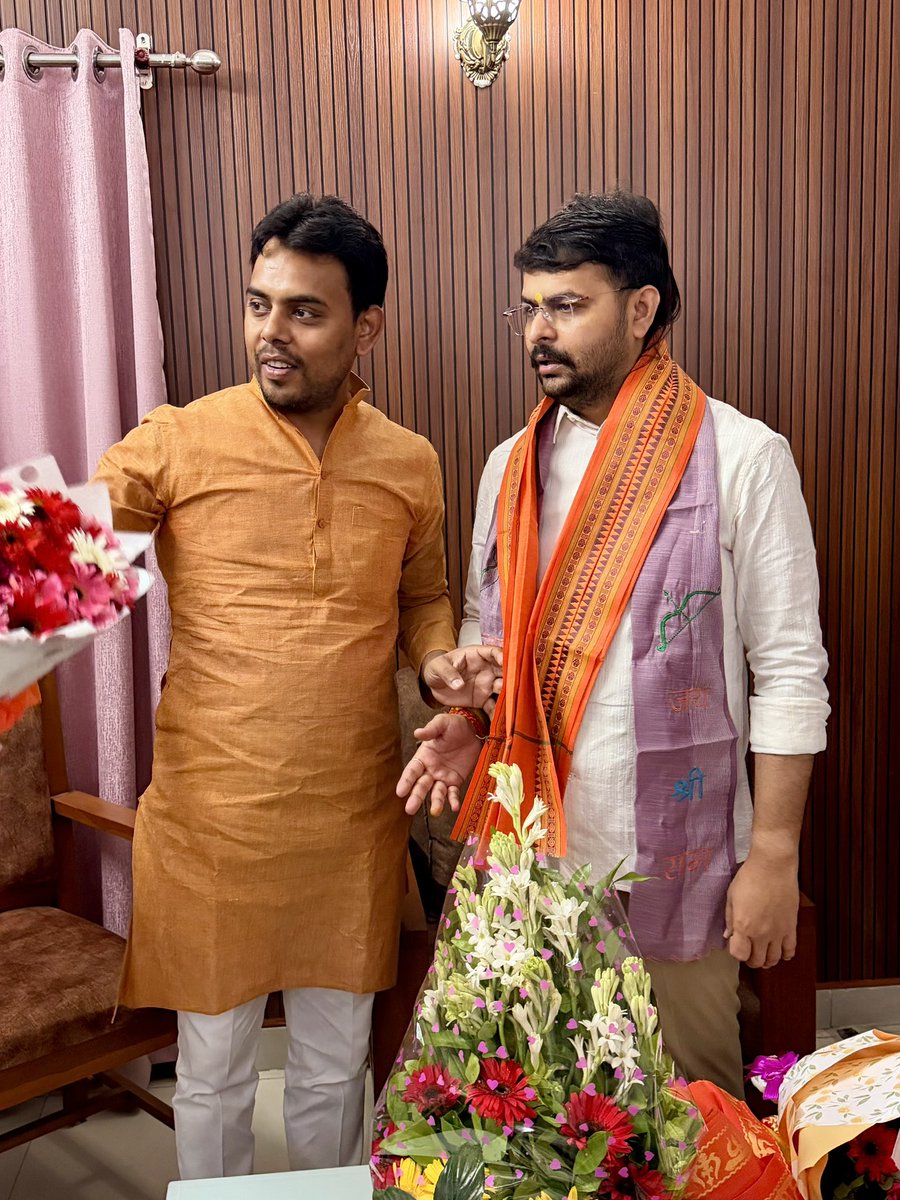 BjpVipsanjay's tweet photo. आज #लखनऊ आवास पर भारतीय जनता युवा मोर्चा,उत्तर प्रदेश के नवनियुक्त प्रदेश अध्यक्ष आदरणीय श्री @irohitmishrabjp जी से शिष्टाचार भेंट कर उन्हें नवीन दायित्व की हार्दिक बधाई एवं अनंत शुभकामनाएँ प्रेषित कीं। https://t.co/BLfe0NtjDx