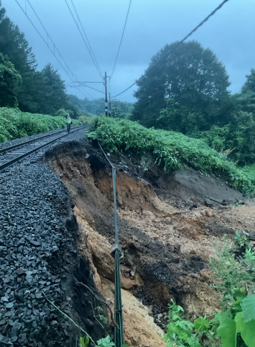 JRE_Tohoku_A's tweet photo. 磐越西線では、盛土崩壊のため、猪苗代～会津若松駅間で当面の間、運転を取りやめます。なお、郡山～猪苗代駅間で折り返し運転（一部列車運休）を行います。運転再開については、あらためてお知らせします。
    また、代行バス輸送の実施については現時点で未定です。確定次第お知らせします。詳細は当社HPをご確認ください。
＃JR東日本　＃磐越西線
https://t.co/GJxOYEAyan