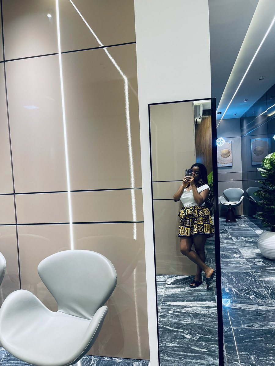 menyaaaaaaaaaaa's tweet photo. My colleagues didn’t believe it’s a wrapper and not a skirt.😅😅

Happy Friday.
You better enjoy the weekend, Monday will be here in thirty minutes. https://t.co/xUDqG8NGHY