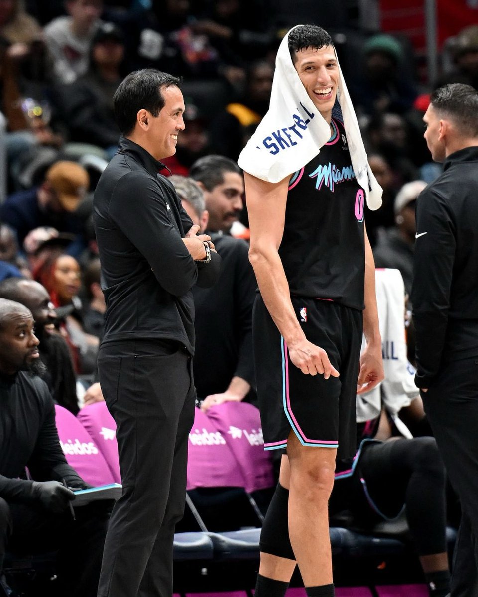 Basket_Infos's tweet photo. L'anecdote de Simone Fontecchio (Heat) sur le training camp le plus difficile de sa carrière, non pas à Miami mais à Baskonia 😅

« On avait terminé les JO de Tokyo autour du 8 août et que la préparation commençait le 10. Très timidement, avec beaucoup de politesse, je lui ai demandé : “Salut Dusko (Ivanovic), est-ce que je pourrais éventuellement arriver une semaine plus tard ? Je suis encore au Japon, je dois rentrer chez moi, récupérer ma famille, emmener la voiture à Vitoria et peut-être me reposer un peu.”

Il m’a répondu : “Oui, bien sûr. Nous, on commence le 10. Toi, tu peux venir le 12.” (rires)

Je me souviens être arrivé vers l’heure du déjeuner. L’équipe s’entraînait l’après-midi. Je me suis dit : “Il ne va quand même pas me faire m’entraîner aujourd’hui, je viens de faire 13 h de voyage.”

Et là, il me dit : “Simone, va faire les tests physiques. L’entraînement était prévu à 16 h, mais on va le décaler à 18 h pour que tu puisses t’entraîner avec nous.”

Le lendemain matin, l’équipe était au repos. À la fin de la séance, il m’a dit : “Demain matin, tu iras courir au parc avec Ugo, le préparateur physique, parce que tu dois rattraper chacun des trois jours de vacances que tu as pris.” C’était une expérience mystique. 

[...] Il y avait encore les un-contre-un sur tout le terrain oui, en défendant avec les mains derrière le dos. C’était clairement le training camp le plus difficile de ma carrière.

L’année dernière, Spo m'a demandé si celui du Heat - qui est réputé pour être l’un des plus durs en NBA - était le training camp le plus difficile de ma vie.

Je lui ai répondu : “J’aimerais te faire plaisir. En NBA, oui. Mais dans toute ma vie, non. Cela dit, fais comme si je t’avais répondu oui, comme ça tu seras content.” »

via @parallelecinico/@SkySport