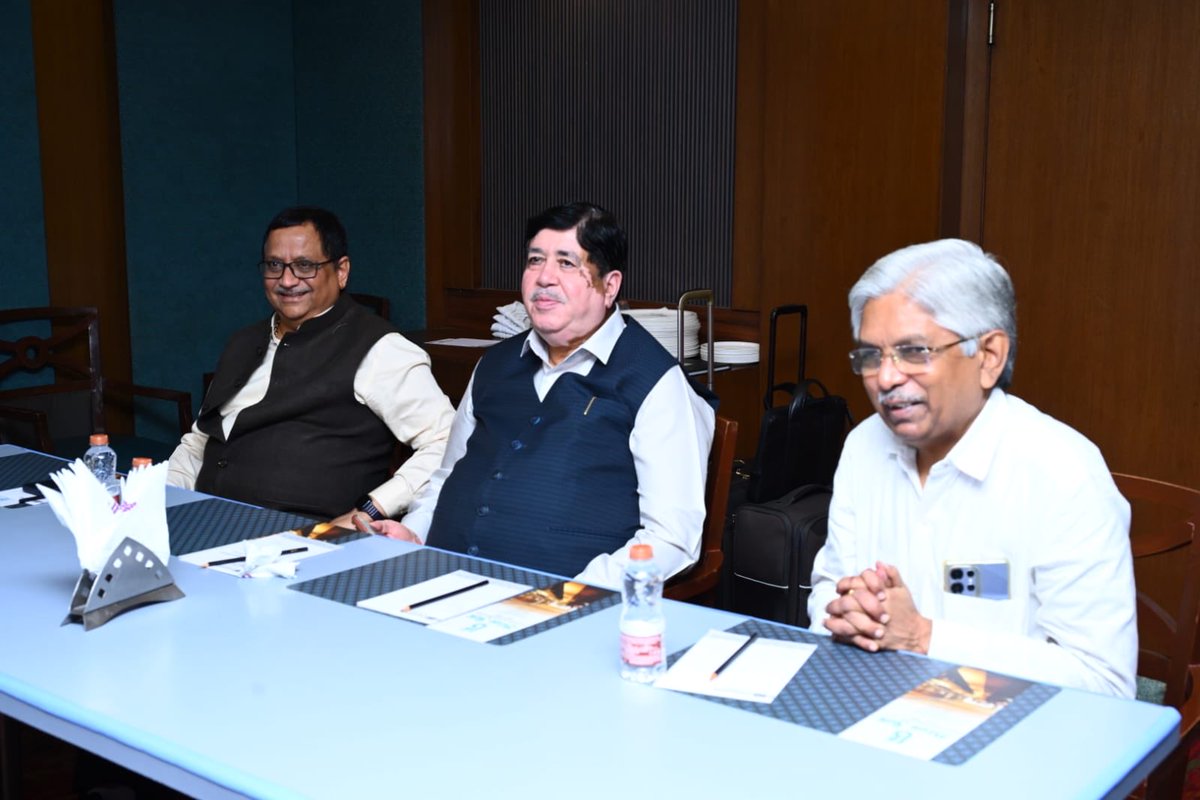 Dileep_Sanghani's tweet photo. नेल्लोर स्थित इफको किसान SEZ (IKSEZ) के विस्तृत अवलोकन के उपरांत अधिकारियों एवं कर्मचारियों के साथ भावी विकास एवं रणनीतिक योजनाओं पर विस्तृत बैठक की।

आगामी कार्ययोजना एवं विकास के लक्ष्य साझा करते हुए सभी से समर्पण, नवाचार और उत्कृष्ट कार्य के साथ अपेक्षित परिणाम प्राप्त करने का आह्वान किया।

इफको के प्रबंध निदेशक श्री के. जे. पटेल ने विश्वास दिलाया कि हम सभी मिलकर आपकी अपेक्षाओं के अनुरूप प्रत्येक लक्ष्य को सफलतापूर्वक प्राप्त करेंगे।

लगभग 10 वर्षों के बाद कंपनी मुख्यालय, नेल्लोर में आयोजित इस बैठक में कर्मचारियों के हित में लिए ��ए महत्वपूर्ण निर्णयों का सभी अधिकारियों एवं कर्मचारियों ने हर्षपूर्वक स्वागत किया और संगठन के विकास के प्रति अपनी पूर्ण प्रतिबद्धता व्यक्त की।
@iksez 
#IFFCO #IKSEZ #Nellore #TeamIFFCO