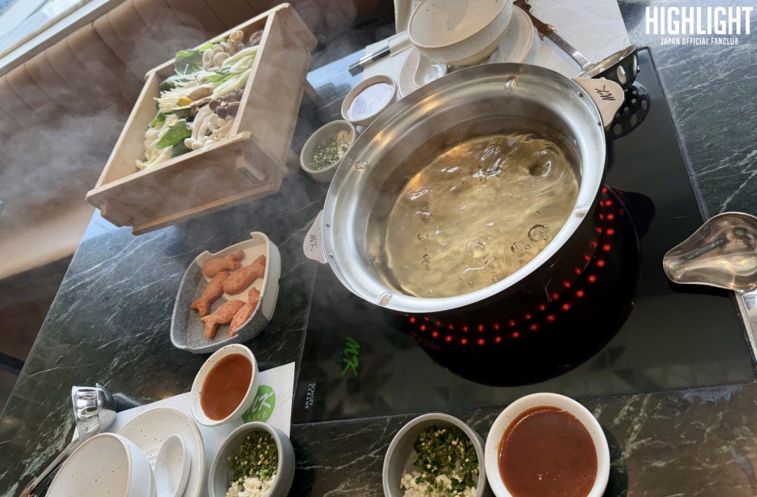 with_yystar's tweet photo. 7월 기광이 BLOG💚 #이기광 

휴가 때 태국에 갔을 때 찍은 사진입니다! 여러분, MK RESTAURANT 아시나요?
가게 된다면 꼭 한번 드셔보셨으면 좋겠습니다. 제가 좋아하는 식당이에요!

날씨는 더웠지만 맛있는 것도 많이 먹고, 여기저기 걸어 다니기도 하고, 여유롭게 쉬면서 힐링하고 돌아왔습니다. https://t.co/cIQk7HDrgZ