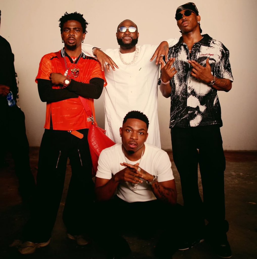 ZizdeeB's tweet photo. Davido, Mayorkun &amp; Fola's "B4 B4" Enters the Top
10 of Apple Music NG Songs Chart at #7 https://t.co/qRTUrbZGlw