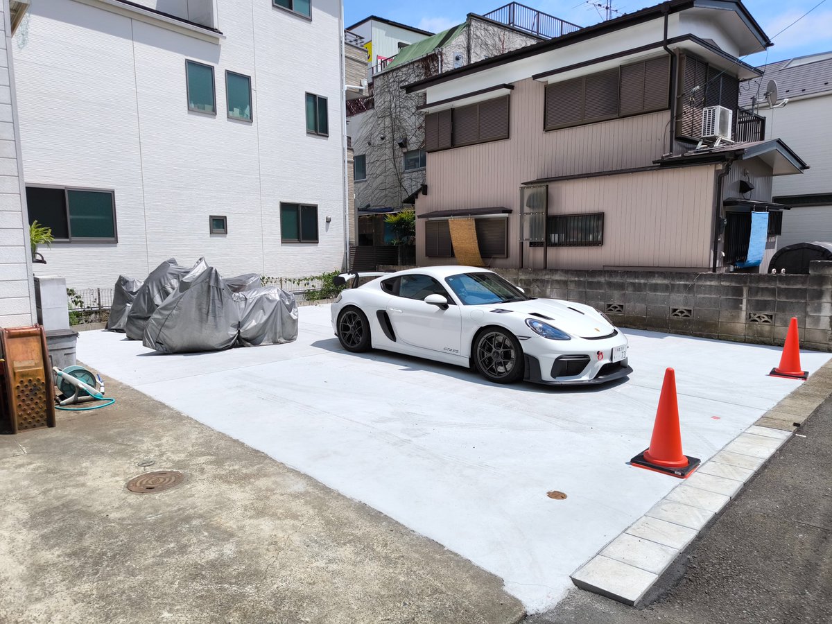 _kmps_'s tweet photo. 色々とありまして、駐車場がメッチャ広くなりました
余裕で6台、詰めれば8台ほど置けるようになり、諸事情により屋根は有りませんが、ユッタリとメンテができるようになりました https://t.co/q6UR88hMS9